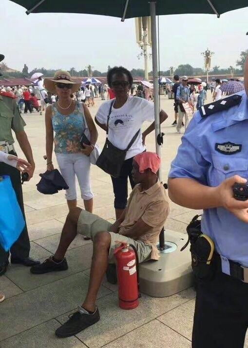 非洲小伙廣場(chǎng)中暑 QQ截圖20170802124408.jpg